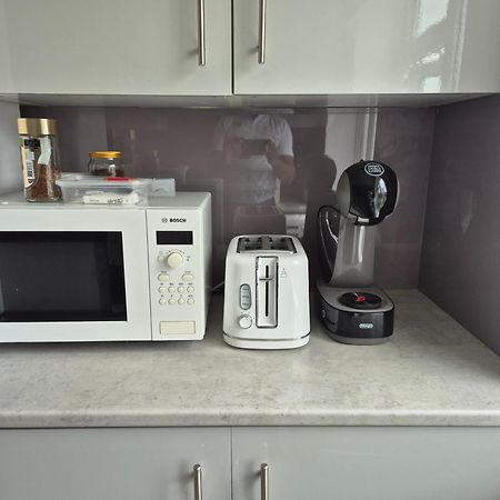 Lovely & Beautiful 2 Bed-Apartment In Borehamwood Exterior photo