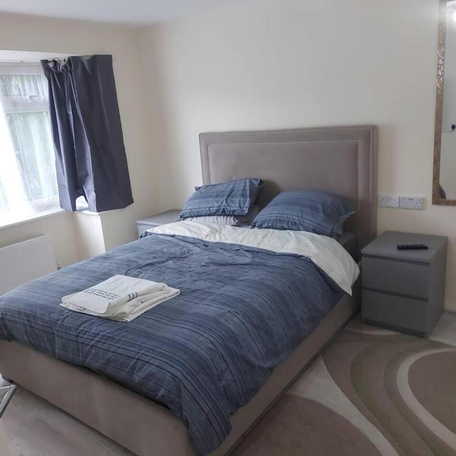 Lovely & Beautiful 2 Bed-Apartment In Borehamwood Exterior photo
